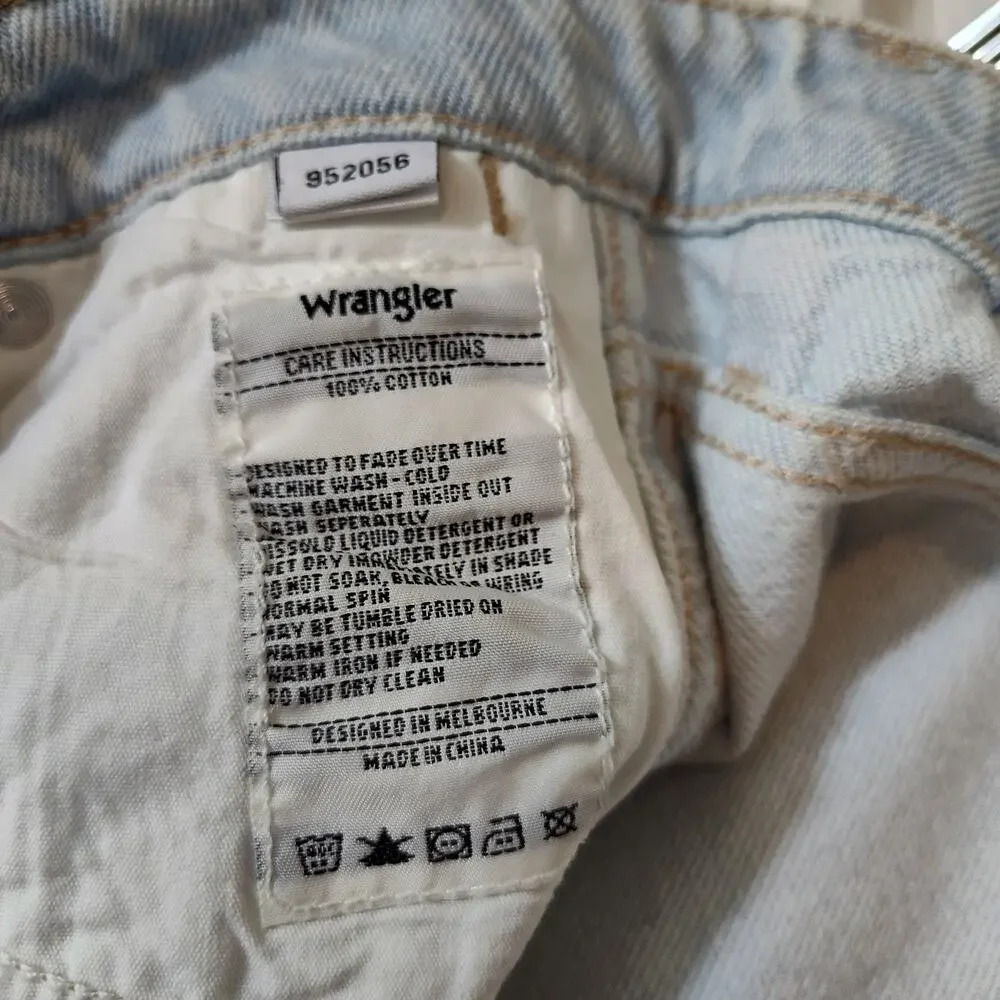 WRANGLER DISTRESSED HIGH WAISTED JEANS LITA WOMEN SIZE 10 BUTTONFLY  LIGHT WASH - Picture 14 of 17